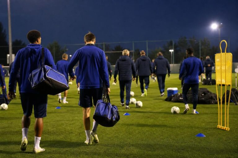 KAA Gent-spelers in een gespannen trainingscontext voor een Europese wedstrijd
