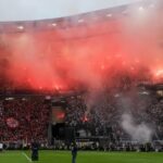 Rook en vuurwerk in een groot voetbalstadion tijdens een Duitse bekerfinale