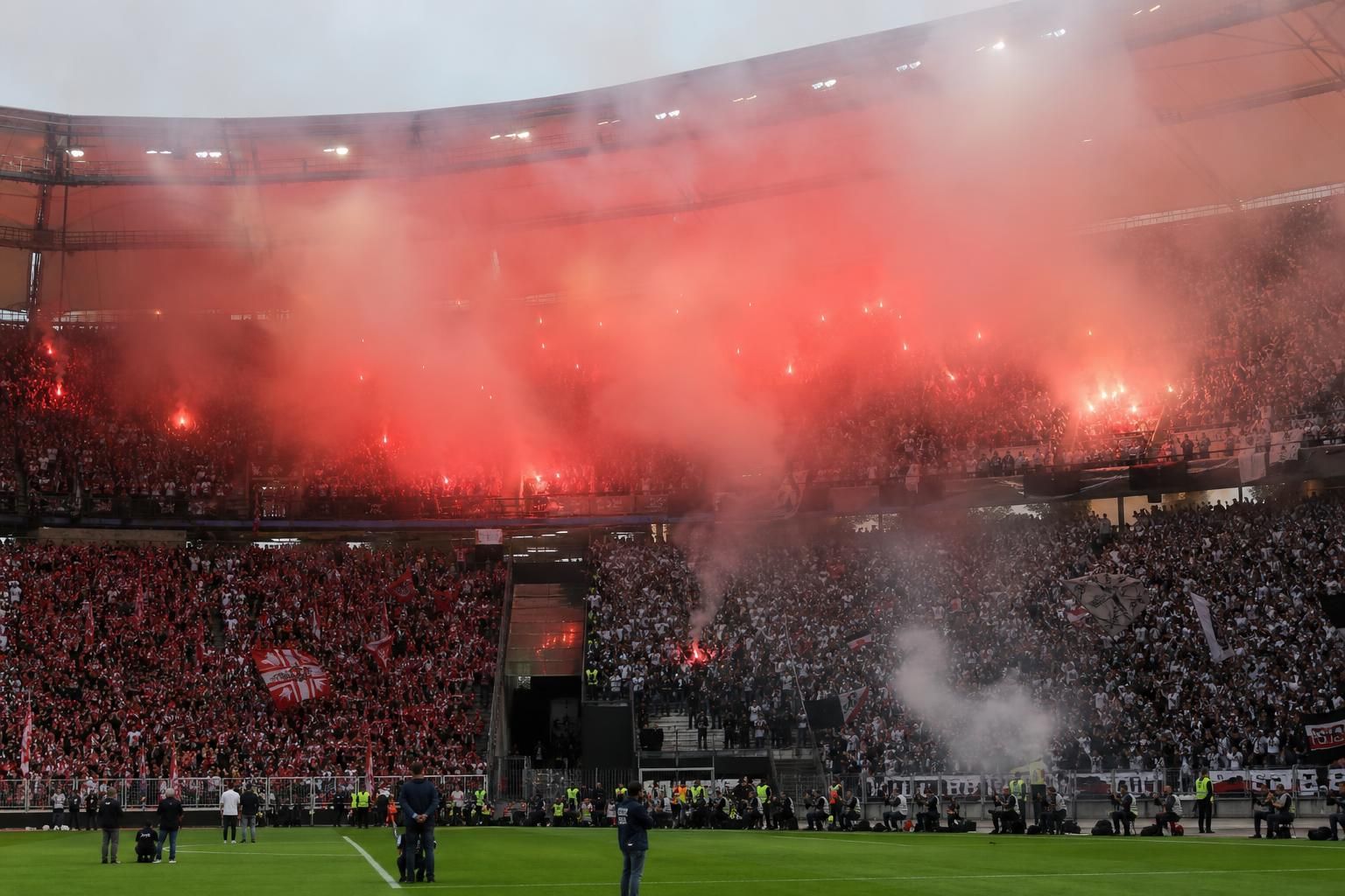 Rook en vuurwerk in een groot voetbalstadion tijdens een Duitse bekerfinale