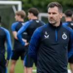 Ivan Leko volgt geconcentreerd een training van Club Brugge