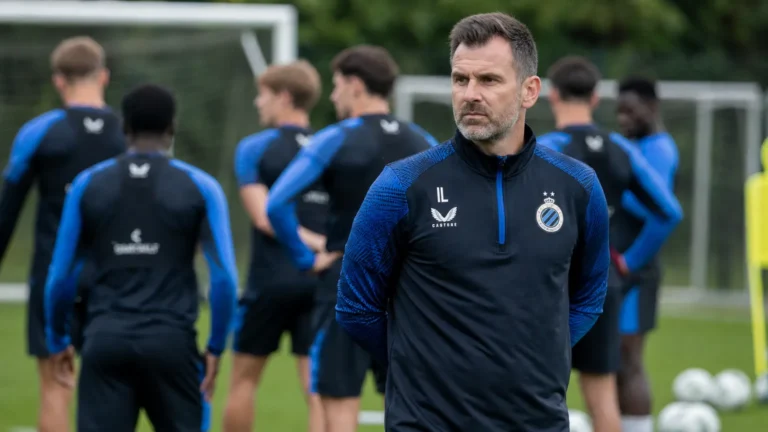 Ivan Leko volgt geconcentreerd een training van Club Brugge