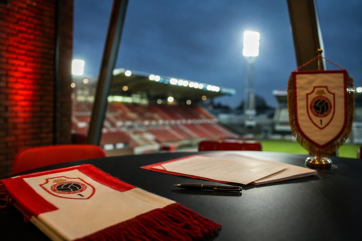 Sfeerbeeld rond de Bosuil bij Royal Antwerp FC in een periode van transfernieuws.