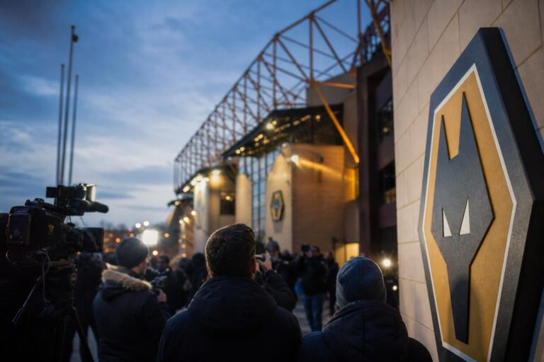 Transferachtige stadionomgeving rond Wolverhampton Wanderers bij de interesse in Tolu Arokodare