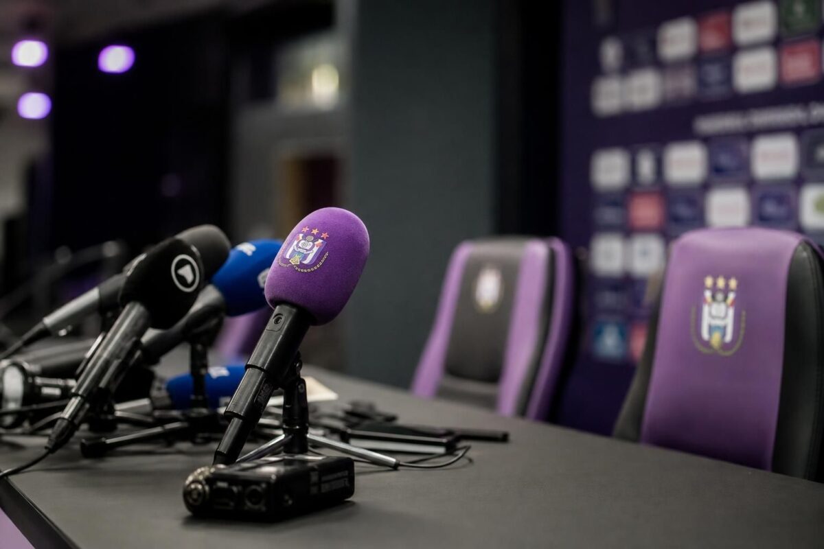 Persmoment in aanloop naar RSC Anderlecht tegen Hammarby