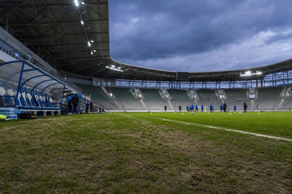KAA Gent bereidt zich in een leeg stadion voor op de Europese wedstrijd tegen LNZ Cherkasy