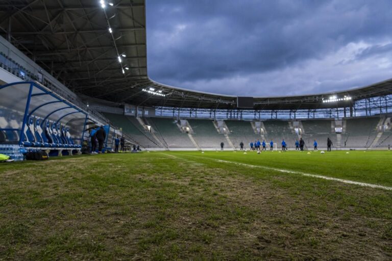 KAA Gent bereidt zich in een leeg stadion voor op de Europese wedstrijd tegen LNZ Cherkasy