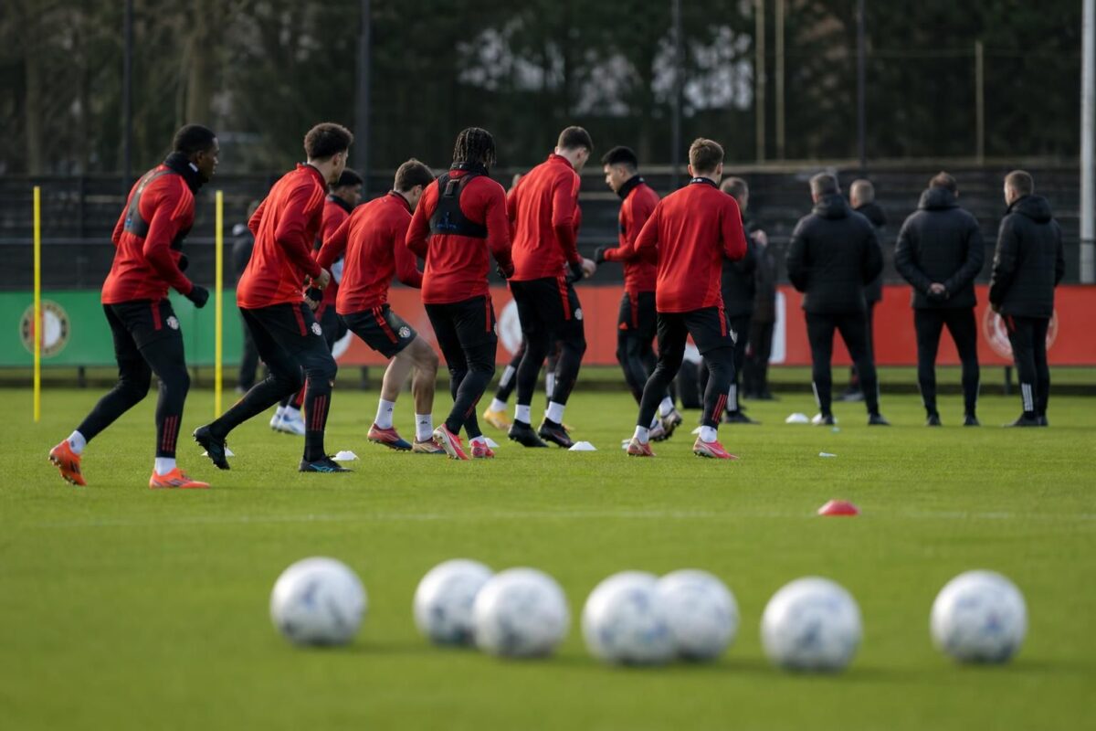 Trainingscontext bij Feyenoord na een trainerswissel, zonder herkenbare gezichten
