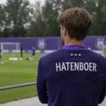 Cedric Hatenboer in Anderlecht-tenue aan de rand van het trainingsveld