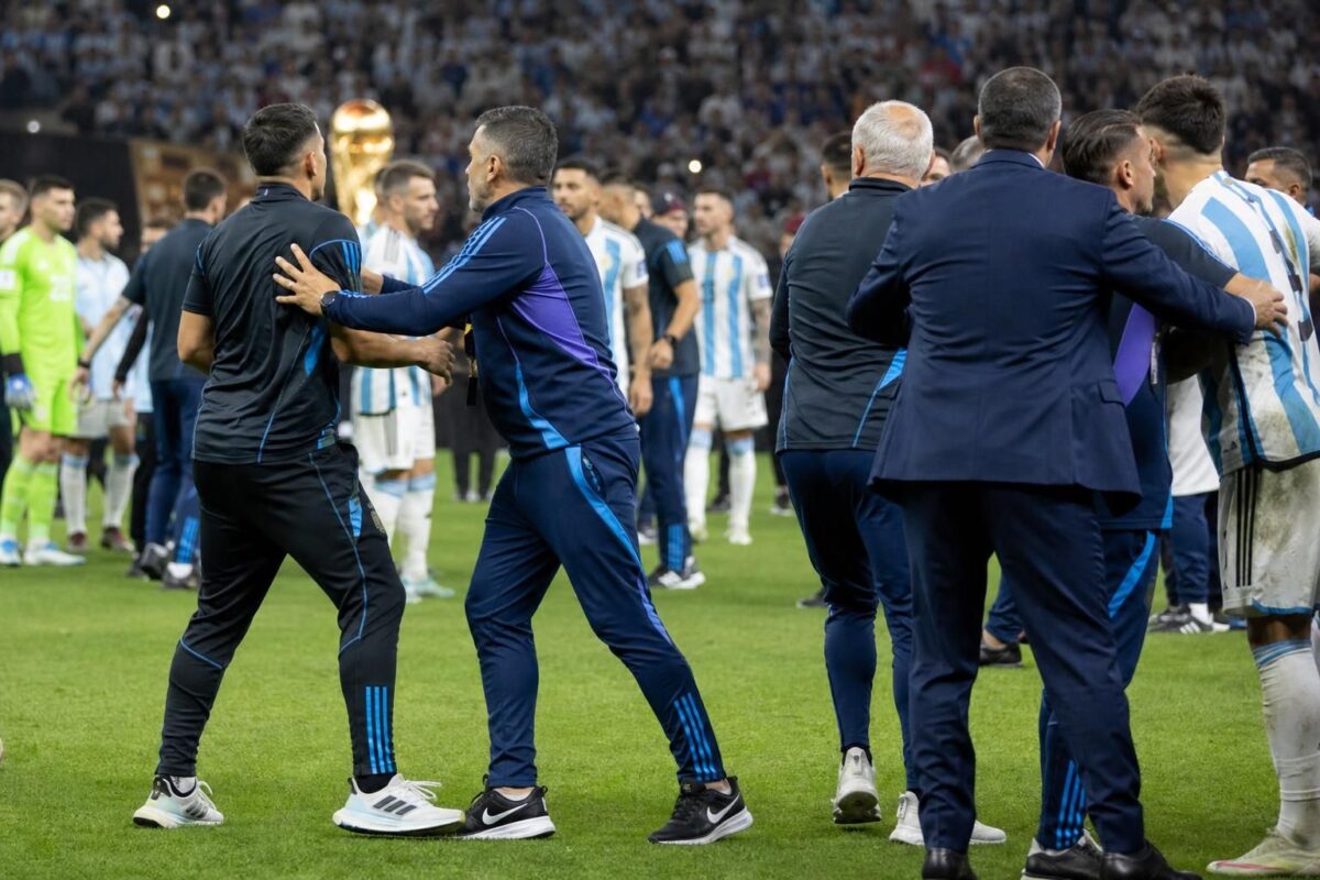 Gespannen sfeer op het veld na een WK-finale zonder herkenbare gezichten