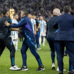 Gespannen sfeer op het veld na een WK-finale zonder herkenbare gezichten