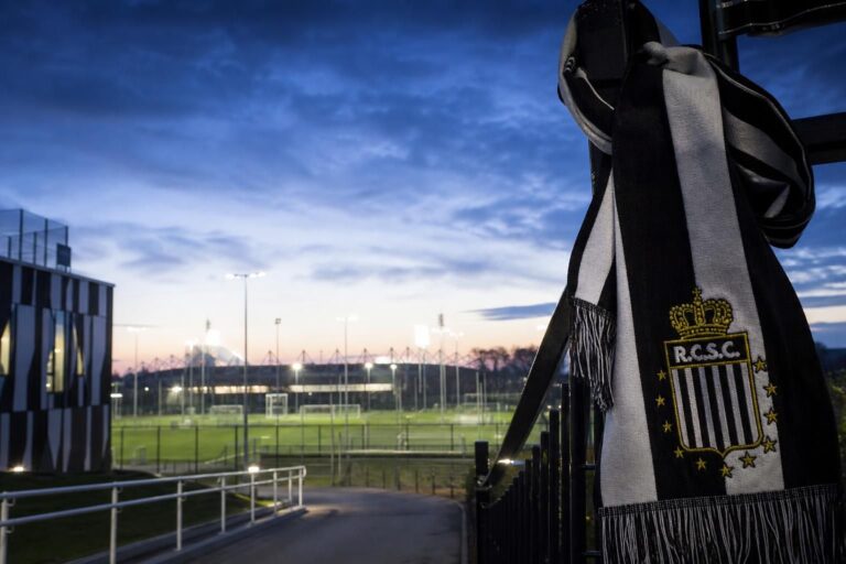 Sfeerbeeld rond Sporting Charleroi met focus op infrastructuur en clubambitie