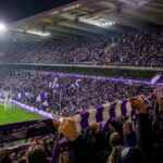 Supporters van RSC Anderlecht vullen het Lotto Park met paars-witte sfeer