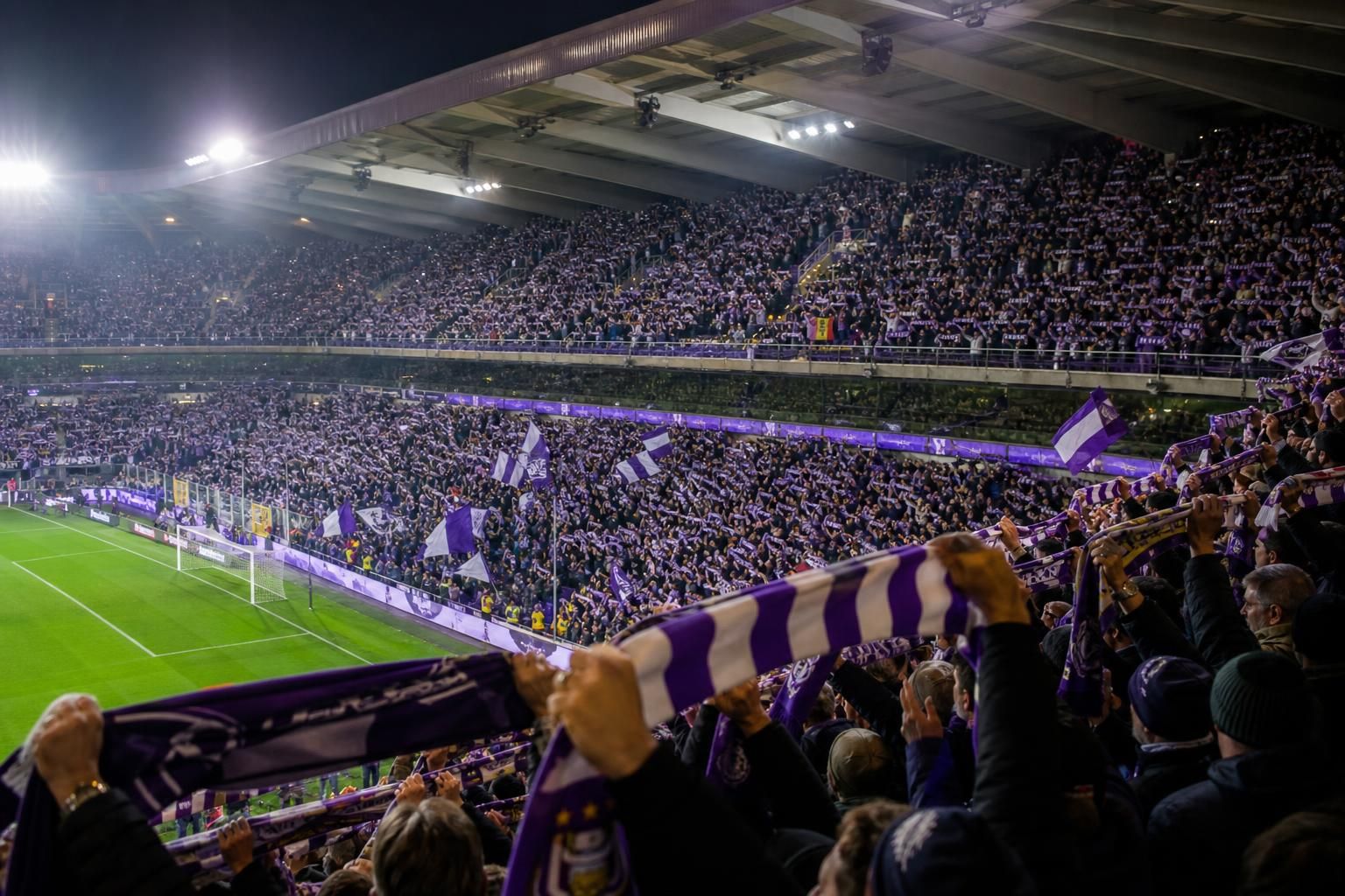 Supporters van RSC Anderlecht vullen het Lotto Park met paars-witte sfeer