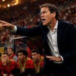 Rudi Garcia coacht gespannen langs de lijn tijdens het WK