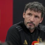 Mark van Bommel in een perscontext rond de doelmannensituatie bij de Rode Duivels