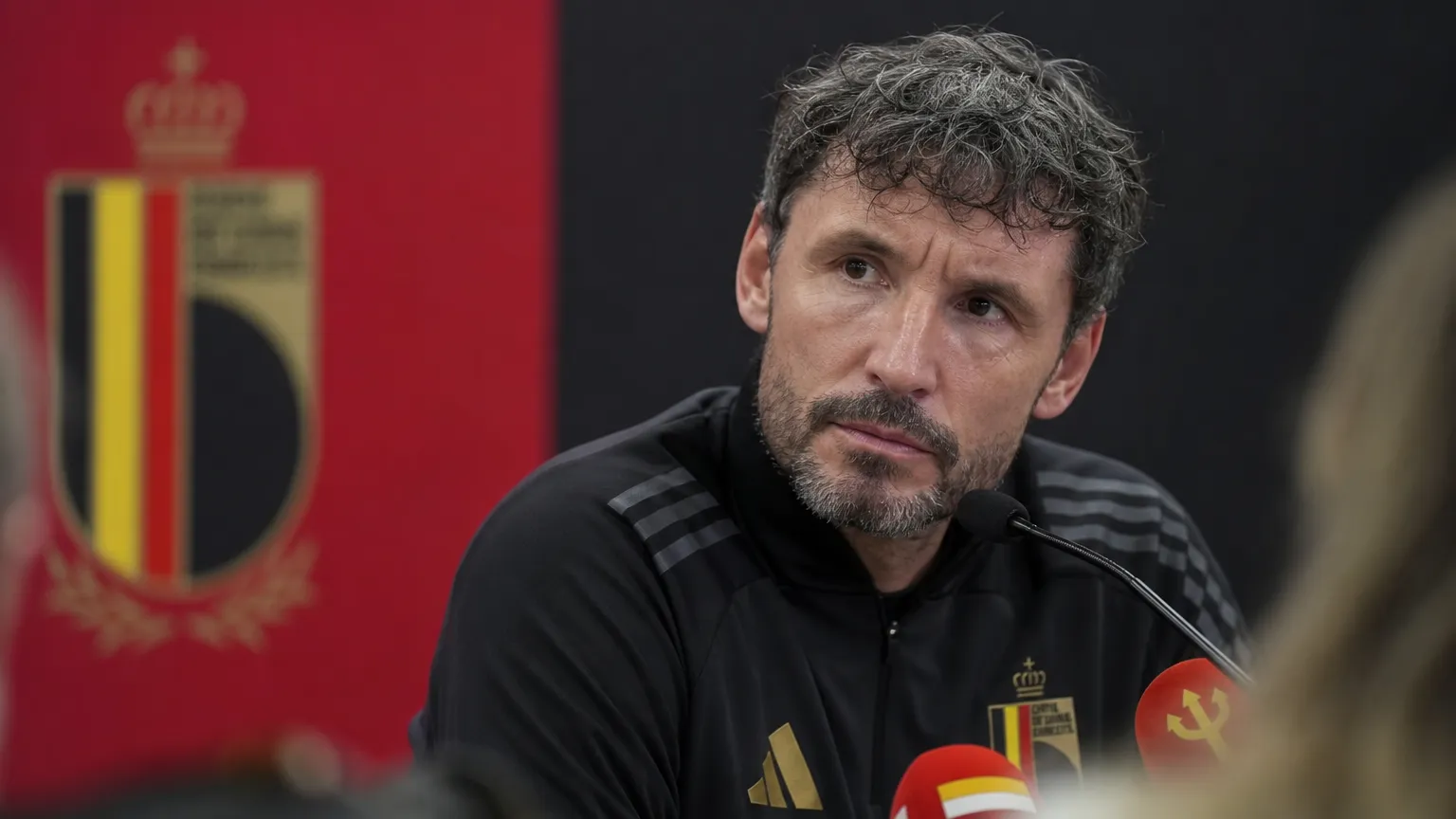 Mark van Bommel in een perscontext rond de doelmannensituatie bij de Rode Duivels