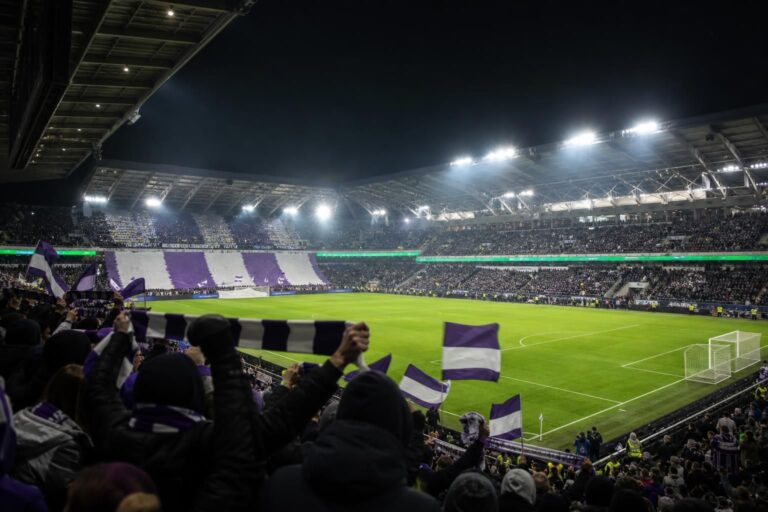 Europese stadionsfeer rond een duel tussen Anderlecht en Hammarby zonder herkenbare gezichten