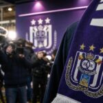 Transfercontext rond RSC Anderlecht met paarse clubkleuren en perscamera's zonder herkenbare gezichten