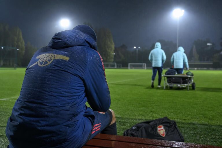 William Saliba begint bij Arsenal aan een lange revalidatie na een rugblessure.
