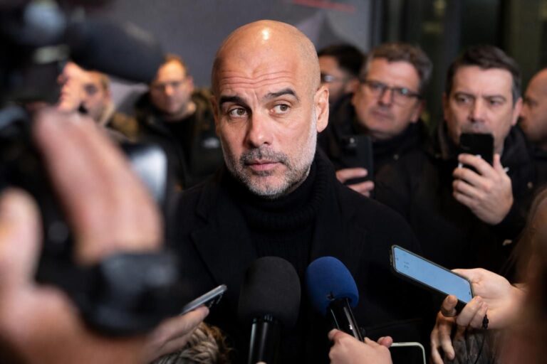 Pep Guardiola tijdens een persmoment rond de interesse van de Italiaanse bond