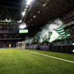 Een gespannen Europese stadionavond met kunstgras en fanatieke supporters rond Anderlecht tegen Hammarby