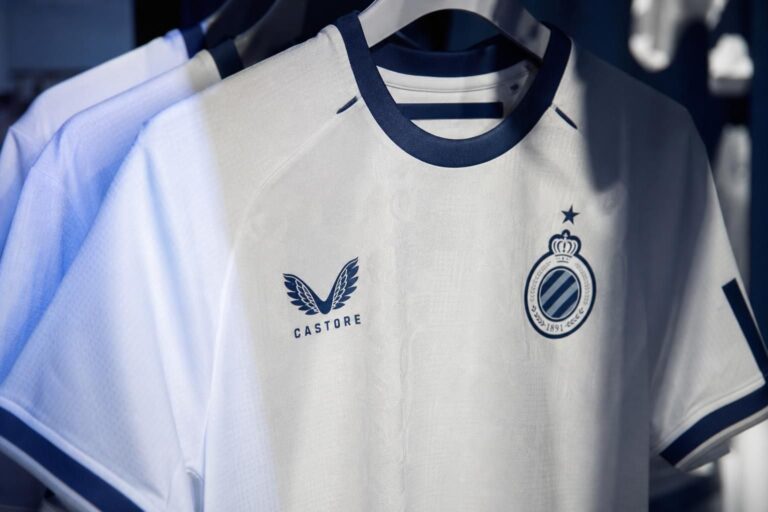 Het nieuwe witte uitshirt van Club Brugge met blauwe accenten.