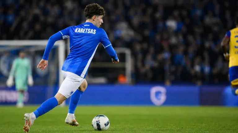 Konstantinos Karetsas in het tenue van KRC Genk tijdens een wedstrijd