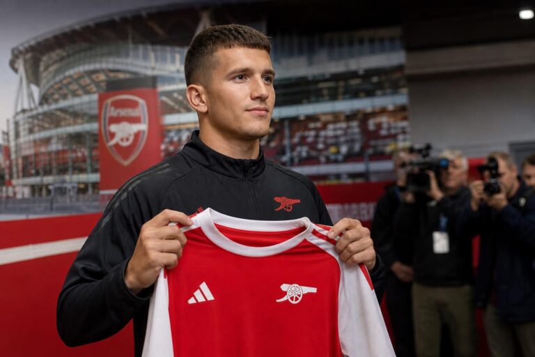 Christos Tzolis bij zijn officiële transfer naar Arsenal na zijn periode bij Club Brugge