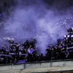 Sfeervol bezoekersvak van RSC Anderlecht-supporters tijdens een geladen derby zonder herkenbare gezichten