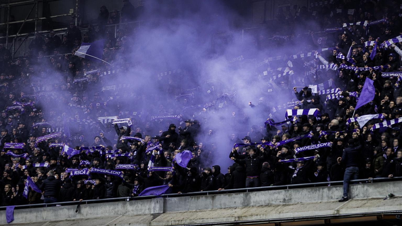 Sfeervol bezoekersvak van RSC Anderlecht-supporters tijdens een geladen derby zonder herkenbare gezichten
