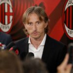 Luka Modric blijft langer bij AC Milan na zijn officiële contractverlenging