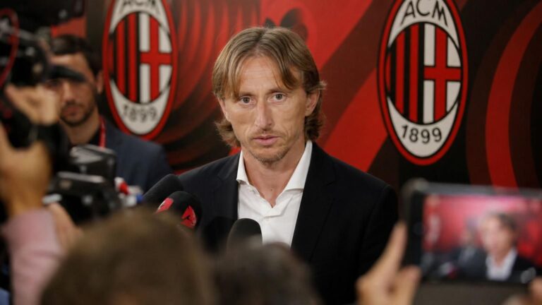 Luka Modric blijft langer bij AC Milan na zijn officiële contractverlenging
