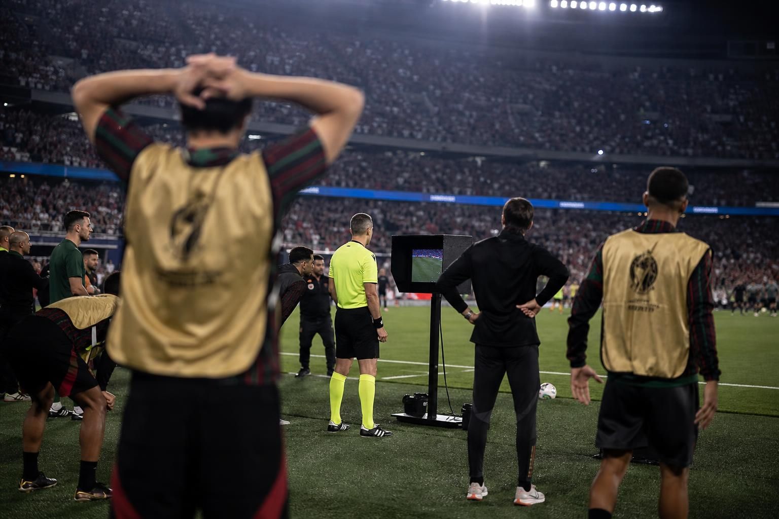 Gespannen WK-sfeer na een late VAR-beslissing bij Portugal tegen Kroatië