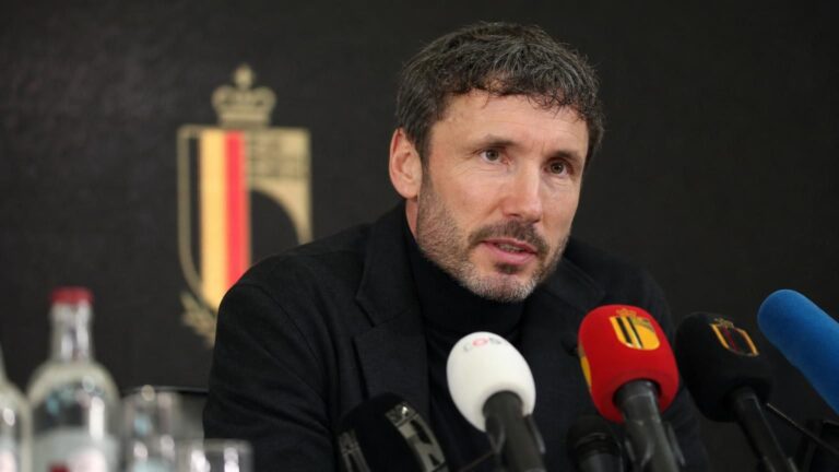 Mark van Bommel in een perscontext rond de Rode Duivels