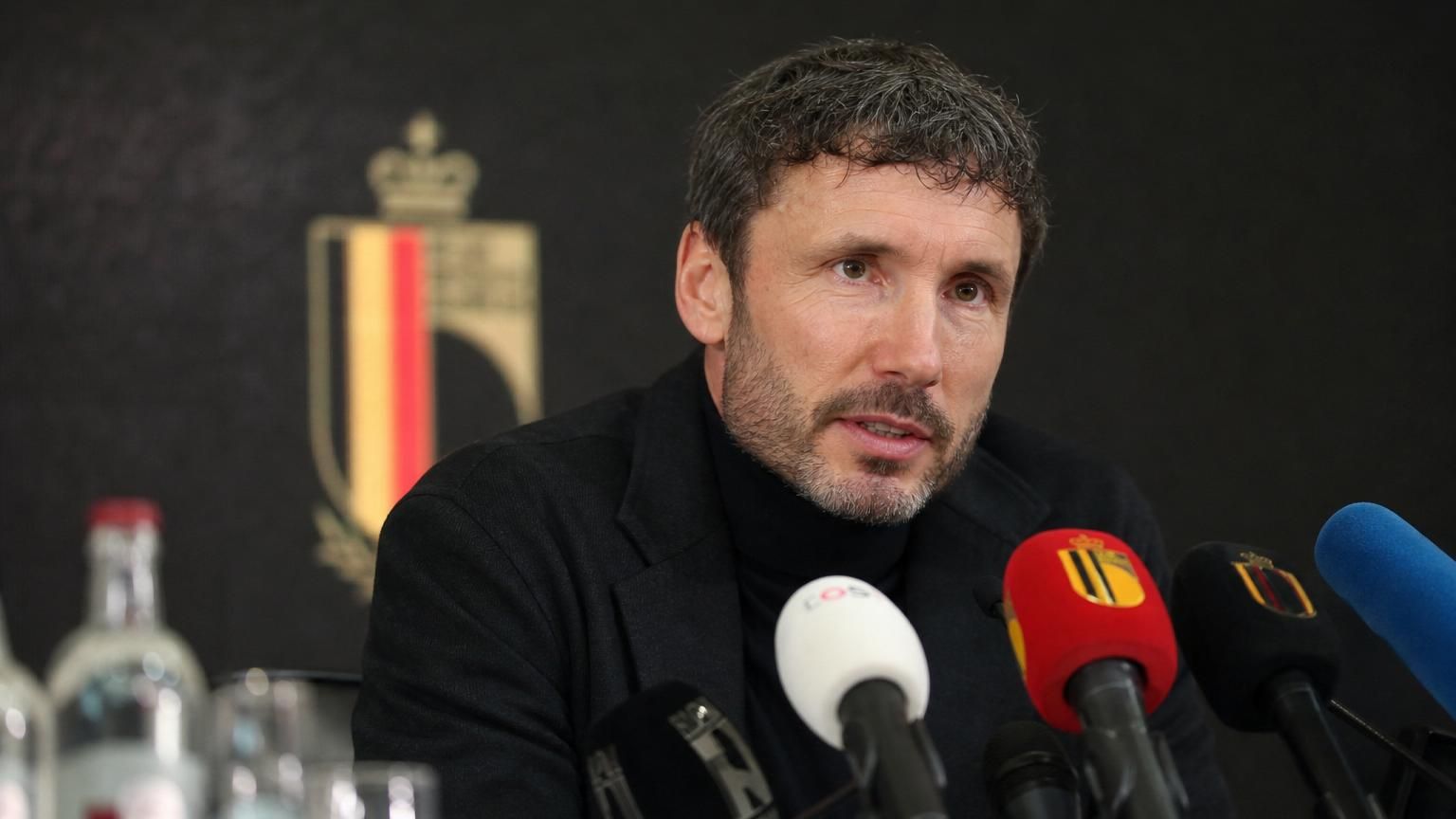 Mark van Bommel in een perscontext rond de Rode Duivels
