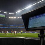 Gespannen WK-stadionbeeld met VAR-sfeer rond onderzoek naar gokmarkt en integriteit