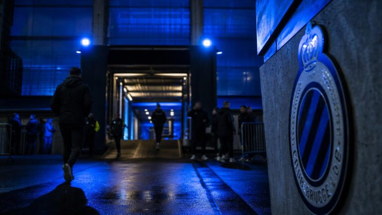Transferdruk rond Club Brugge in een gespannen stadionomgeving zonder herkenbare gezichten