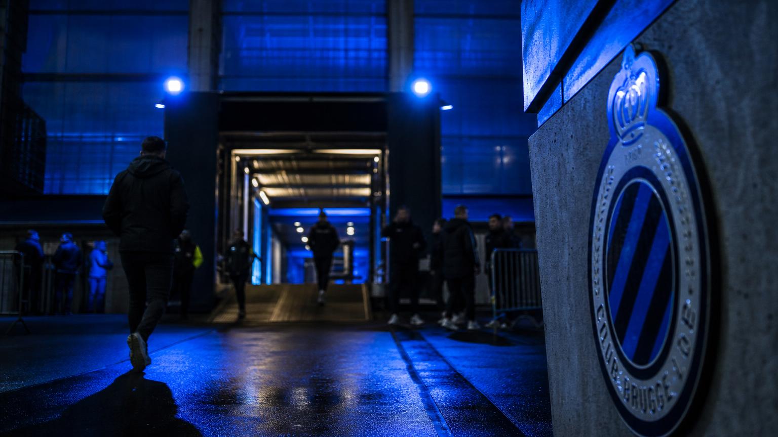 Transferdruk rond Club Brugge in een gespannen stadionomgeving zonder herkenbare gezichten