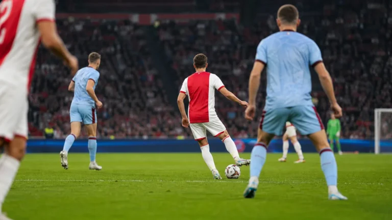 Ajax-middenvelder in duel tijdens een oefenwedstrijd in de Johan Cruijff Arena