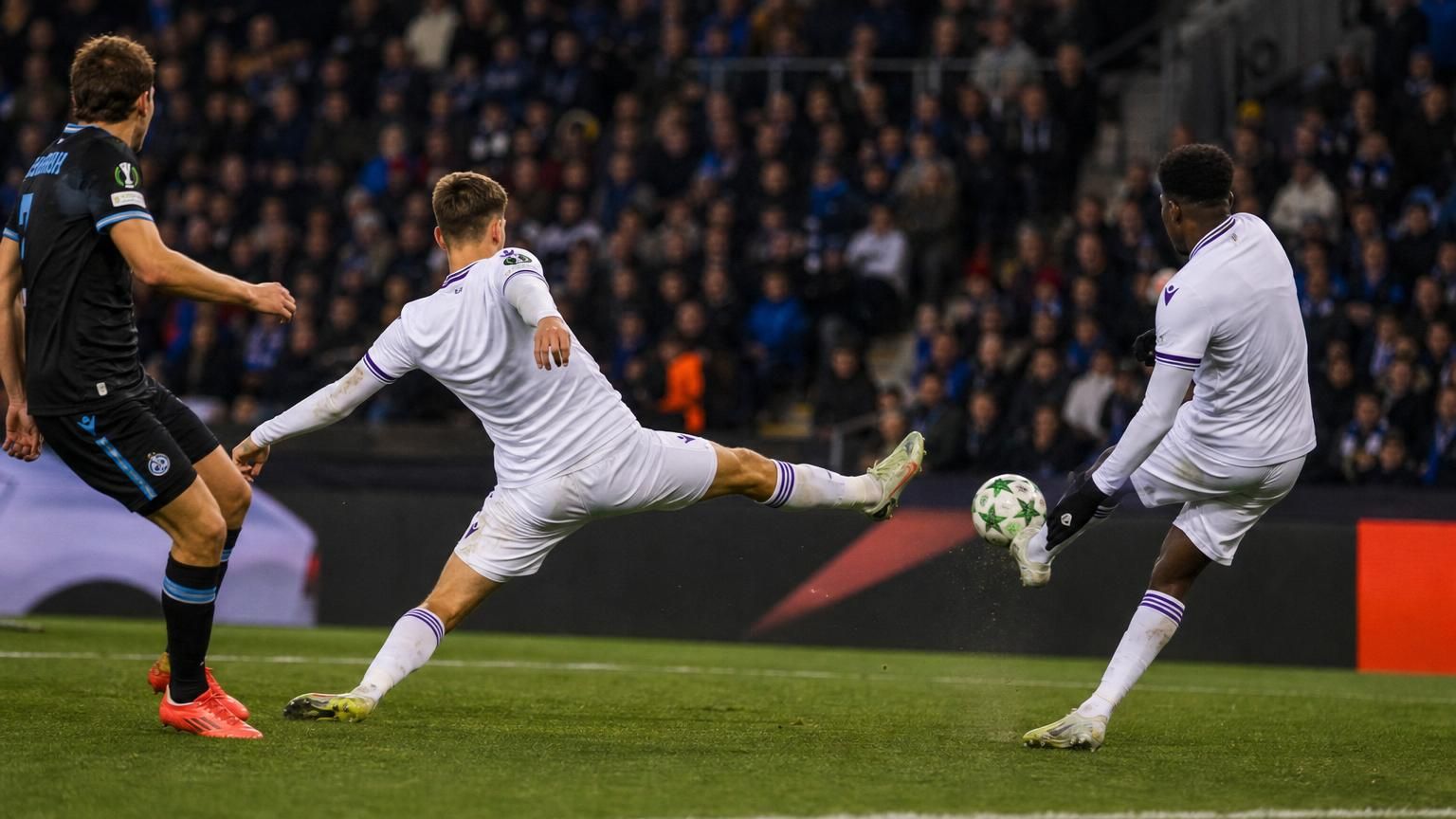 Anderlecht-verdedigers in een gespannen Europese wedstrijdsfeer zonder herkenbare gezichten