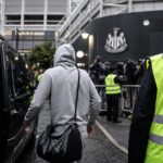 Transfergerichte sfeer rond Newcastle United bij een stadionomgeving zonder herkenbare gezichten