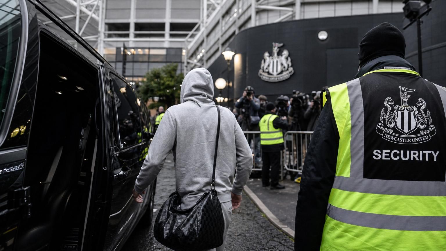 Transfergerichte sfeer rond Newcastle United bij een stadionomgeving zonder herkenbare gezichten
