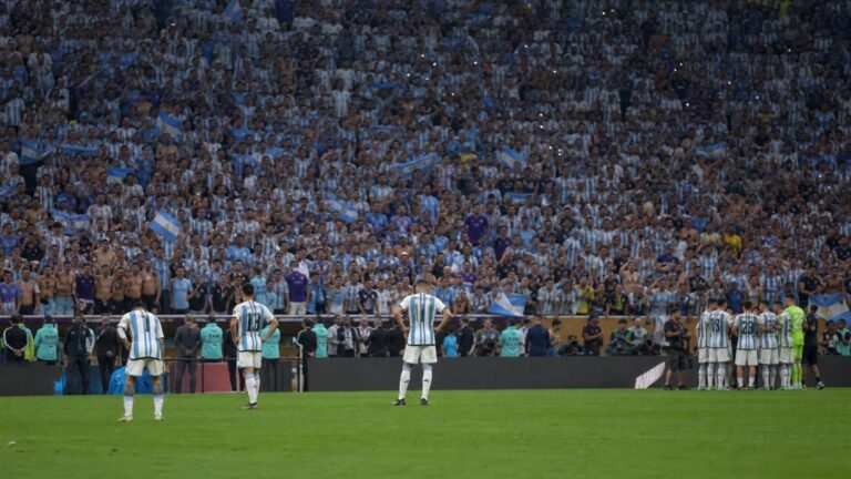 Argentijnse spelers en supporters na een emotionele WK-finale