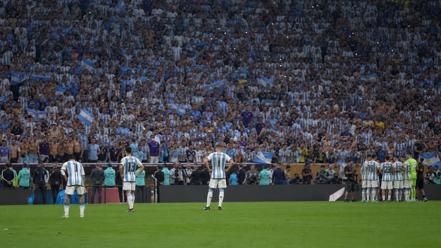 Argentijnse spelers en supporters na een emotionele WK-finale