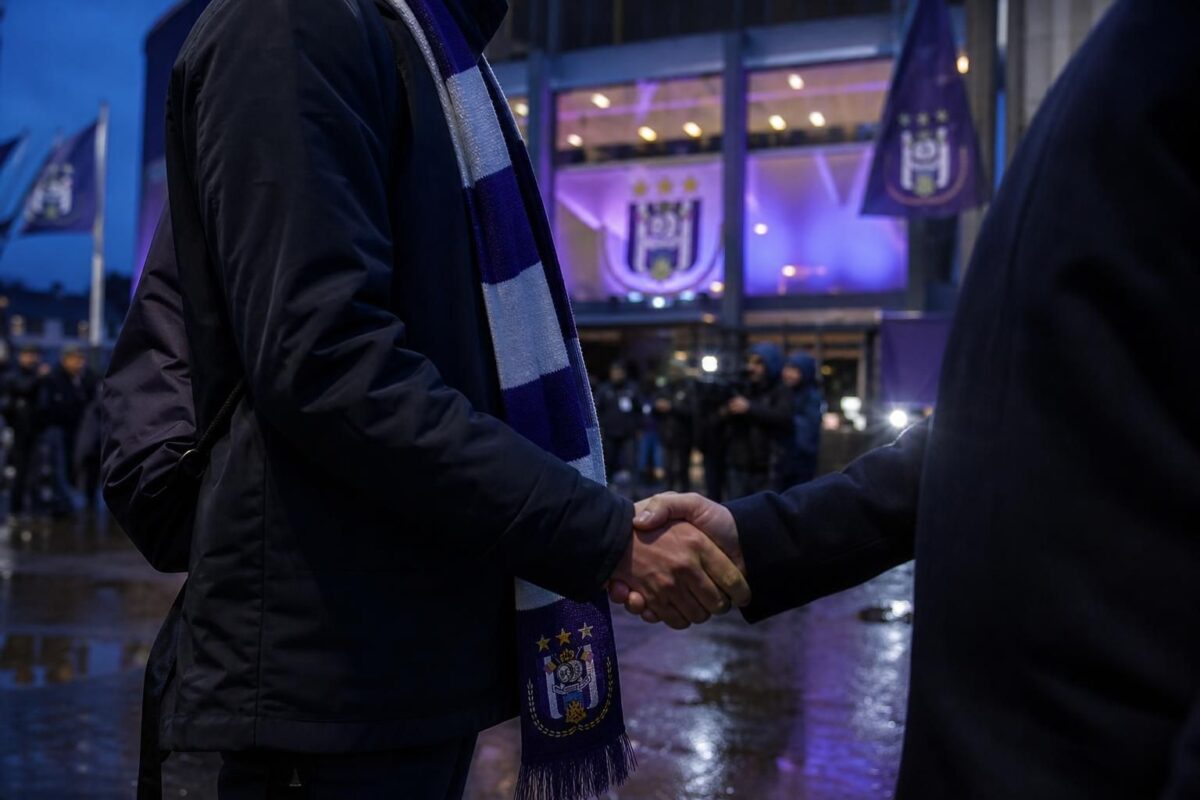 Transfercontext rond RSC Anderlecht met paars-witte sfeer aan een stadioningang