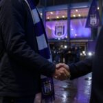 Transfercontext rond RSC Anderlecht met paars-witte sfeer aan een stadioningang