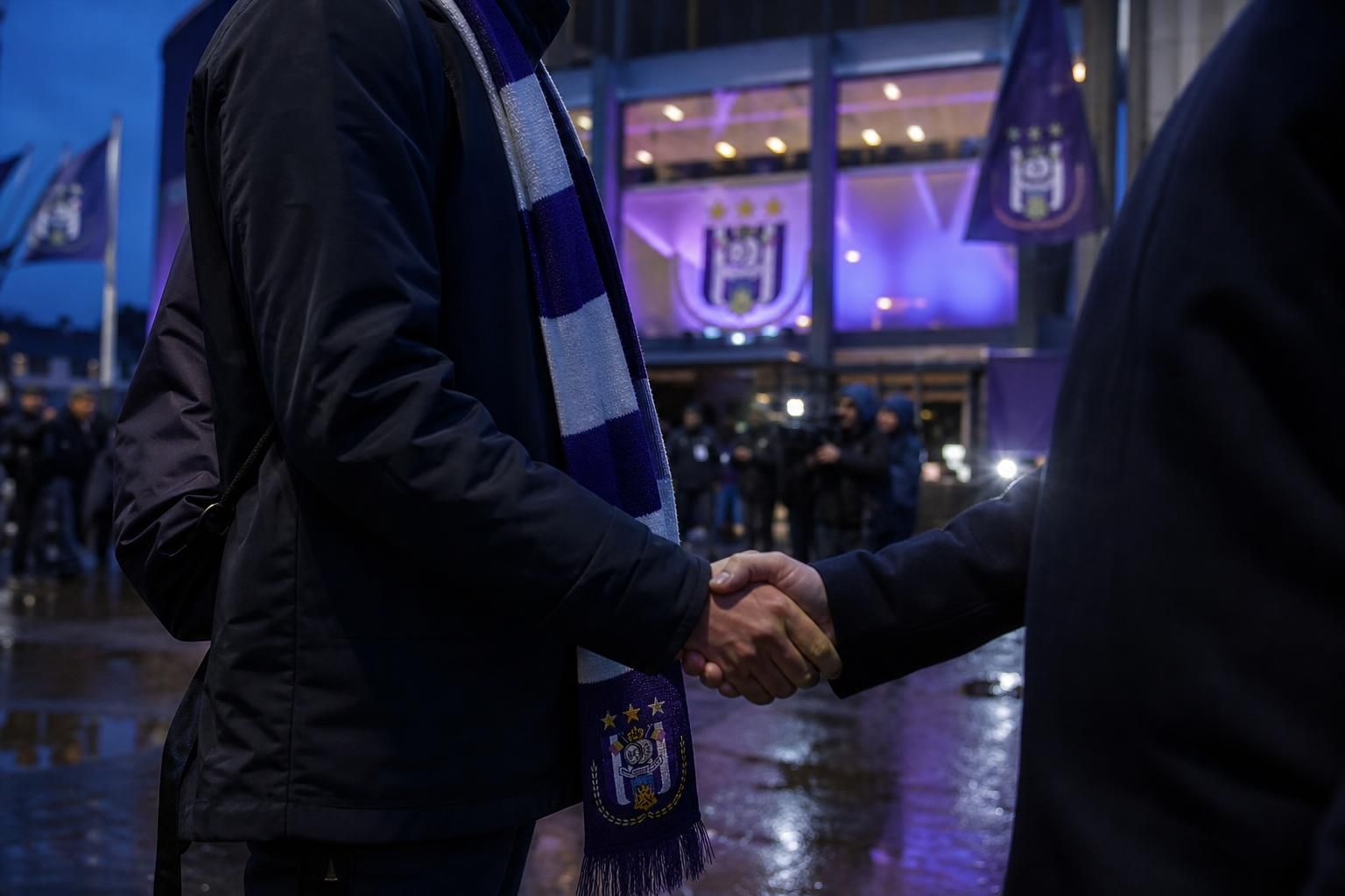 Transfercontext rond RSC Anderlecht met paars-witte sfeer aan een stadioningang