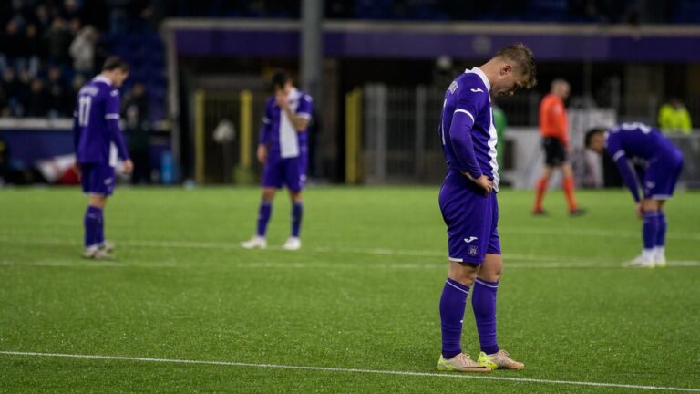 Anderlecht-spelers reageren ontgoocheld na een Europese uitwedstrijd op kunstgras.