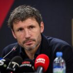 Mark van Bommel tijdens een gespannen persmoment rond de Rode Duivels