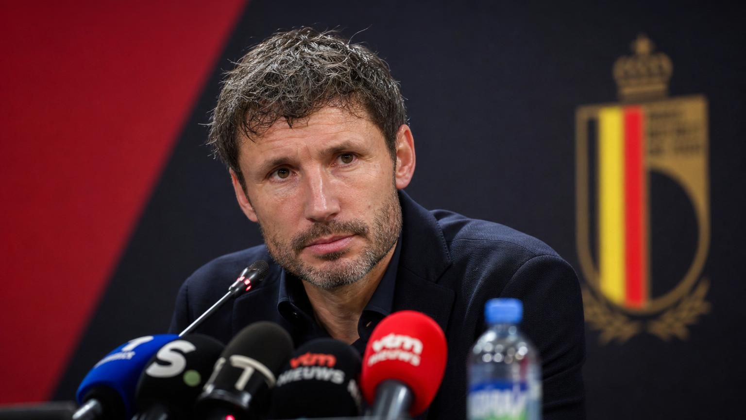 Mark van Bommel tijdens een gespannen persmoment rond de Rode Duivels